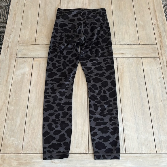 LULULEMON ATHLETICA LEOPARD PRINT LEGGINGS SIZE 4 - Picture 3 of 6